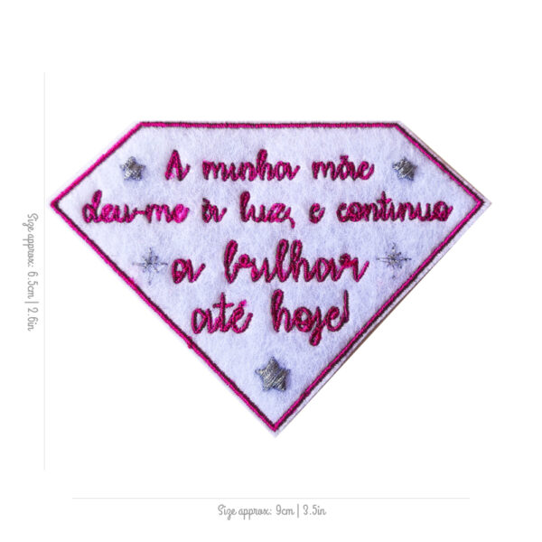 Bling! Handmade, A minha mãe deu-me à luz, e continuo a brilhar até hoje, Patch, father day, best dad, mother, ribon, mothers day, best mom, colest, sarcasm, self love, kind, perfect, motivation, hope, co-worker, Patches, Embroidered, Embroidery, Bordados, Handmade, Emblems, Emblema, Applique, Pin, Badges, Uniform, Hat, Backpack, Clothing, Clothes, Velcro, Jackets, Gifts, Jeans