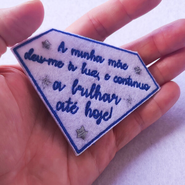 Bling! Handmade, A minha mãe deu-me à luz, e continuo a brilhar até hoje, Patch, father day, best dad, mother, ribon, mothers day, best mom, colest, sarcasm, self love, kind, perfect, motivation, hope, co-worker, Patches, Embroidered, Embroidery, Bordados, Handmade, Emblems, Emblema, Applique, Pin, Badges, Uniform, Hat, Backpack, Clothing, Clothes, Velcro, Jackets, Gifts, Jeans