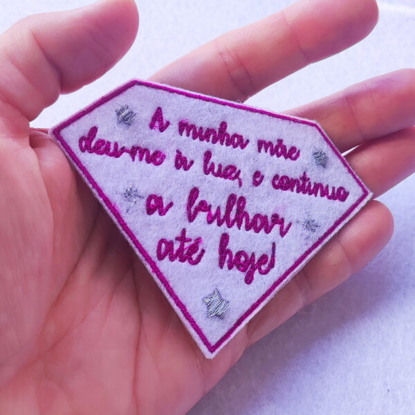 Bling! Handmade, A minha mãe deu-me à luz, e continuo a brilhar até hoje, Patch, father day, best dad, mother, ribon, mothers day, best mom, colest, sarcasm, self love, kind, perfect, motivation, hope, co-worker, Patches, Embroidered, Embroidery, Bordados, Handmade, Emblems, Emblema, Applique, Pin, Badges, Uniform, Hat, Backpack, Clothing, Clothes, Velcro, Jackets, Gifts, Jeans