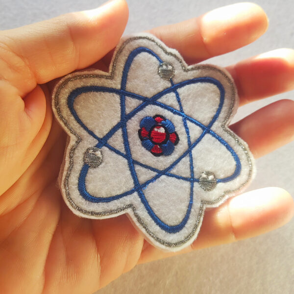 Bling! Handmade, Atom Patch, Atom, Patch, Science, maths, matematica, Electron, Proton, Neutron, Electrical, Patches, Embroidery, Bordados, Handmade, Emblems, Emblema, Applique, Pin, Badges, Uniform, Hat, Backpack, Clothing, Clothes, Velcro, Jackets, Gifts, Jeans